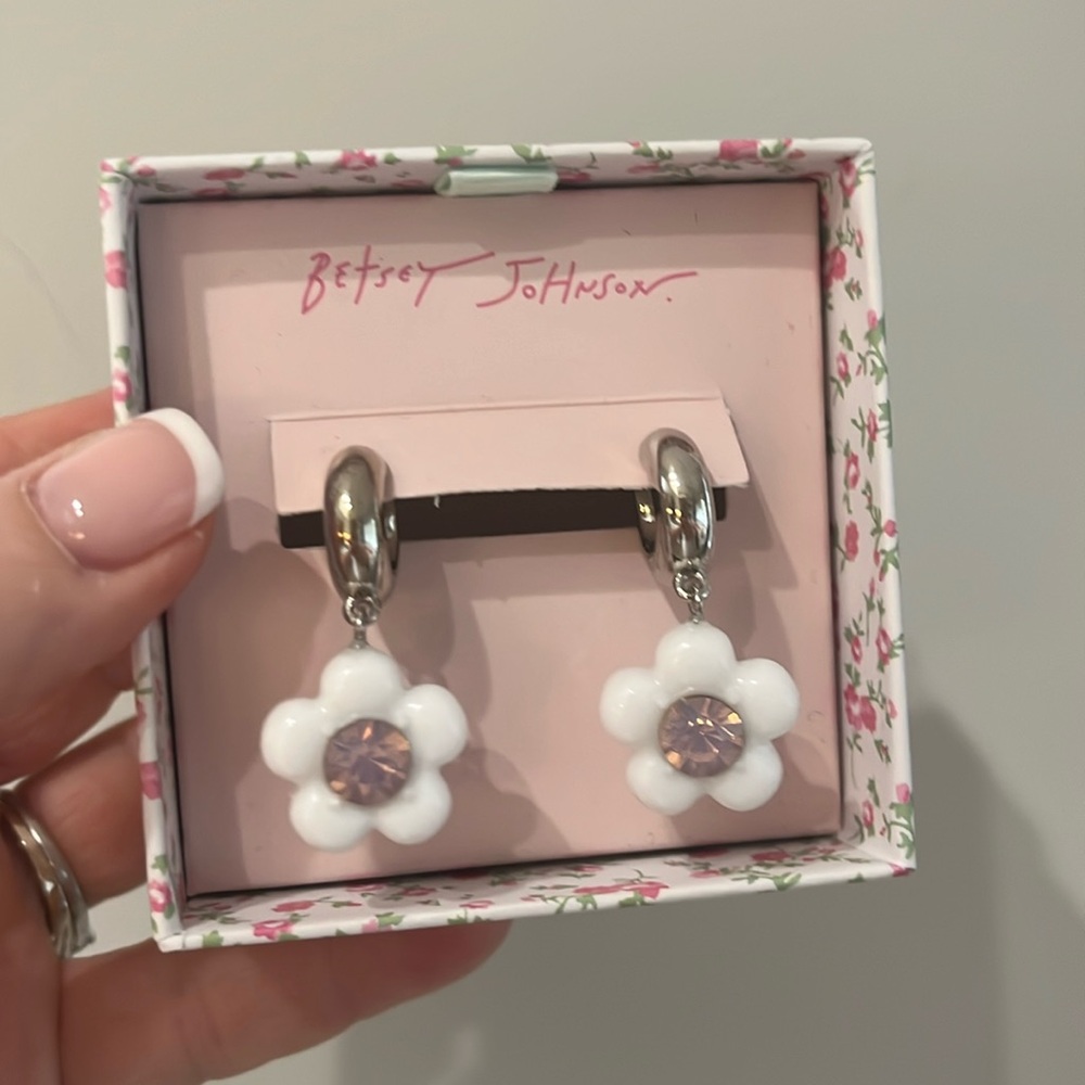 Betsey Johnson flower earrings NWT